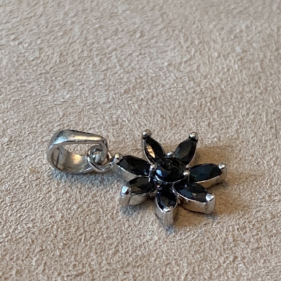 Black flower earrings and pendant set - Picture 5 of 6